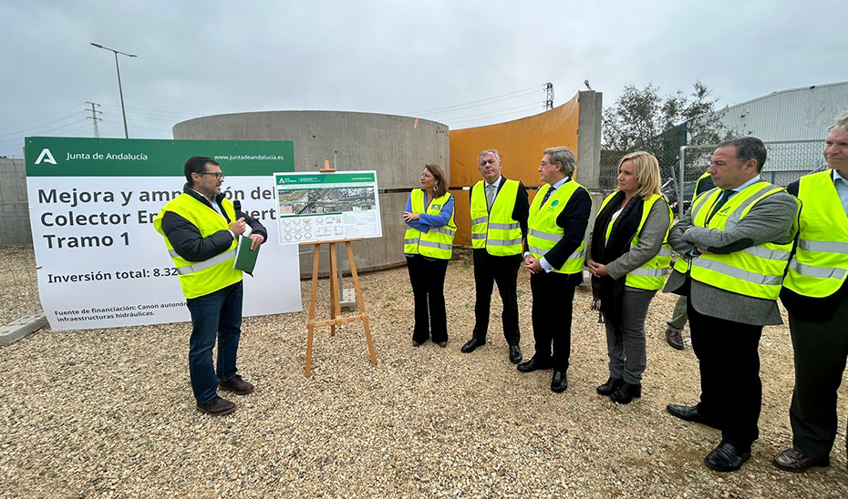 La consejera, durante su visita a las obras del colector emisario del Puerto de Sevilla, una nueva fase de la actuación global de El Copero.